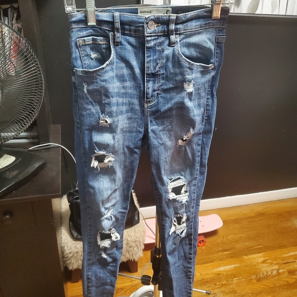 🌷Ripped Ultra High Rise Jeans (Size 5)🌷 - Picture 2 of 3